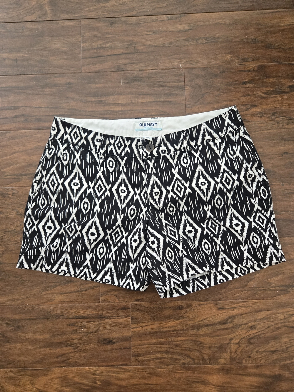 Old Navy Black and White Geometric Print Shorts - Picture 2 of 6